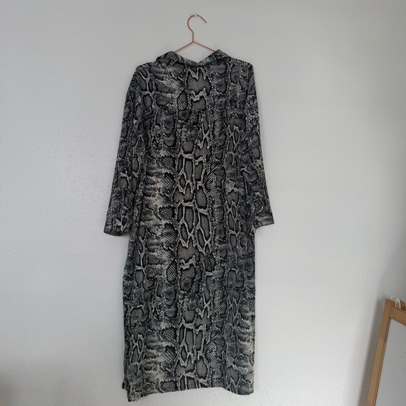 Glam Monochrome Snakeskin Pattern shirt dress - Picture 4 of 6